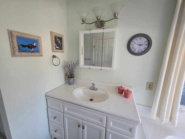 Building Photo - Beautiful 3 bedroom, 2 bath house with one car garage, located on Cummins Creek