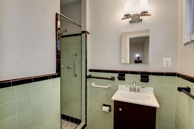 Building Photo - 3 Bed 2.5 Bathroom - Chevy Chase Rancher -...