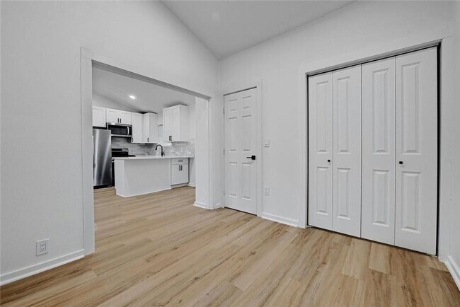 Building Photo - Fully updated 6 bed house!!! 1911 David!
