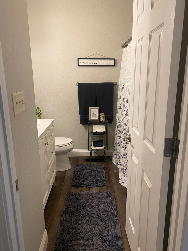 2nd Bathroom - 7200 Ishi Point Ct