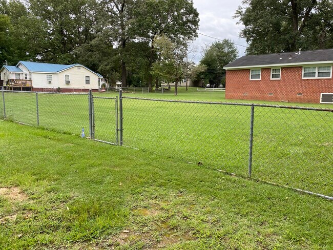 Building Photo - 708 W Walnut St