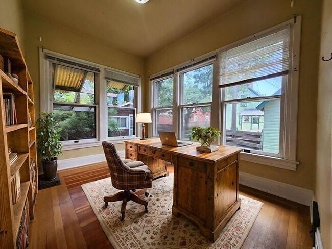 Building Photo - Victorian Home Downtown – Available NOW, 6 Month Leases Available! MOVE-IN SPECIAL