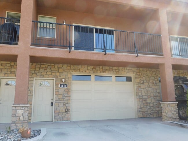 Building Photo - 3 Story Unit Close to Shopping