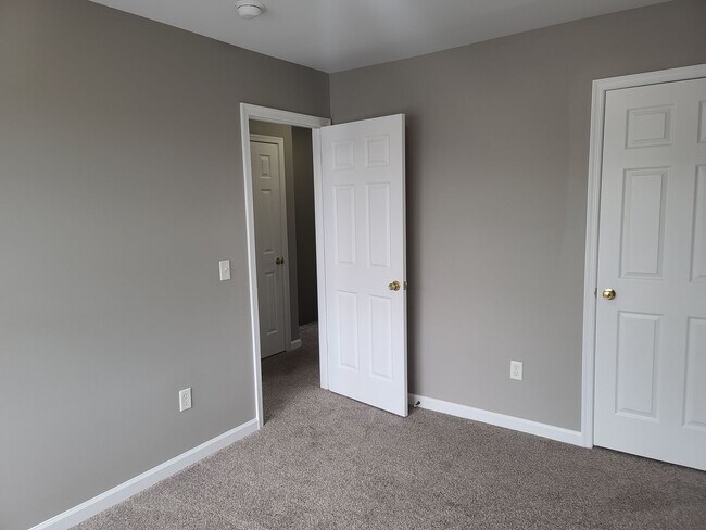 Building Photo - 3 Bed 2.5 Bath Townhome Ready for You in W...