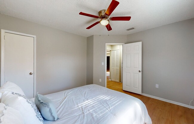 Building Photo - Renovated 2 Bedroom Jacksonville Heights D...