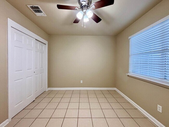 Building Photo - Charming 3 Bedroom 2 Bath Duplex Convenien...