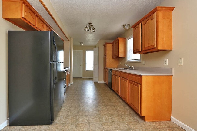 Building Photo - 4 Bedroom House Close to Campus