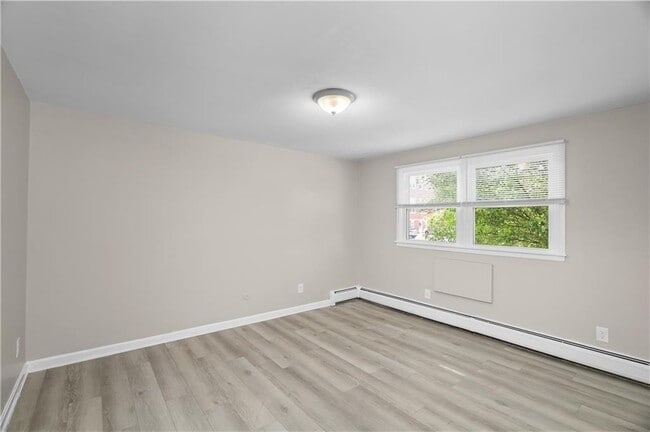 Building Photo - 50 Carnation St