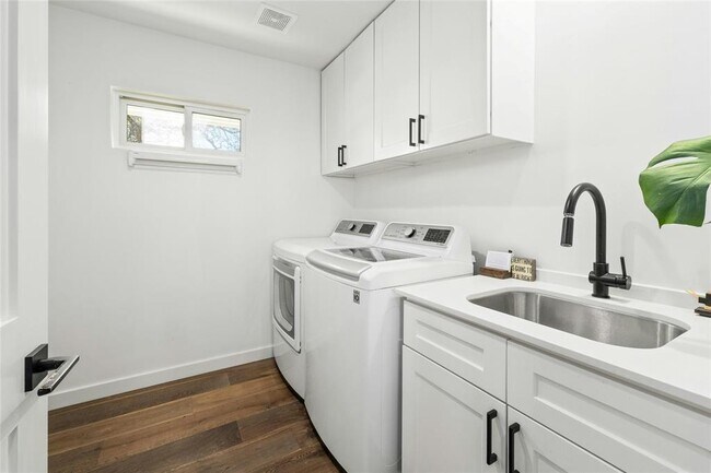 Building Photo - 1000 Redbud Trail