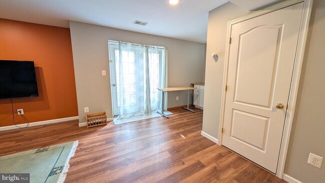 Building Photo - 6721 Sycamore Park Dr