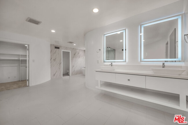 Building Photo - 17606 Camino De Yatasto