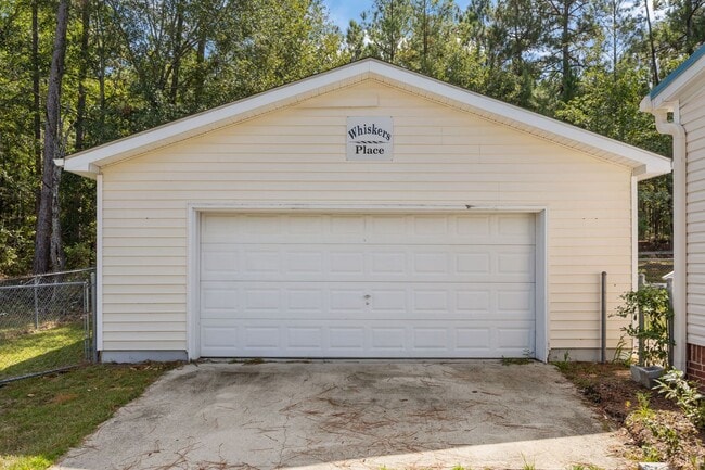 Building Photo - 4 bedroom 2 bathroom spacious home!