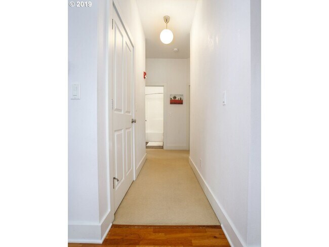 Building Photo - NorthWest/Nob Hill Condo 3Bd/2Ba ~ Washer/Dryer In Unit, Assigned Covered Parking,  Close to Shop...