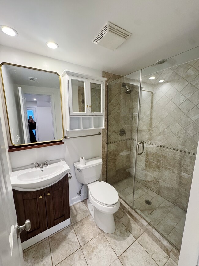 Building Photo - 2242 Ontario Rd NW