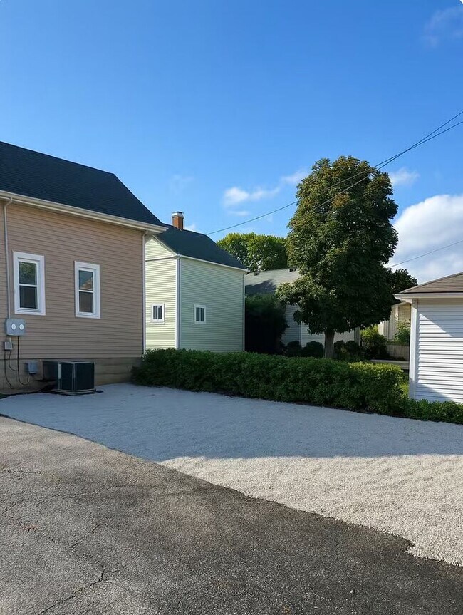 Building Photo - Fully Furnished 1BR + Office | Travel Nurse Ready | 30+ Day Stays Near Milwaukee