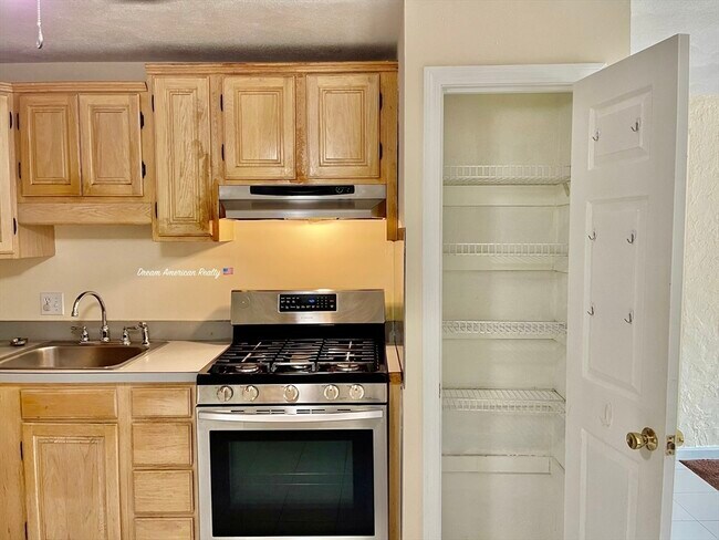 Building Photo - 5 Kenmar Dr
