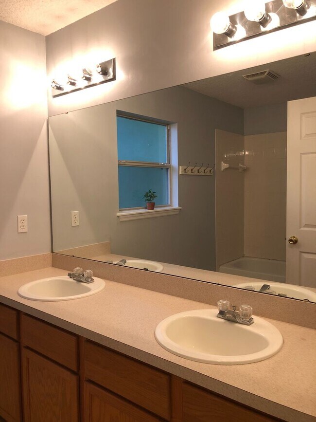 Building Photo - Cute Spacious Westside Home