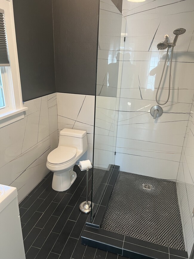 Building Photo - 115 E 12th St