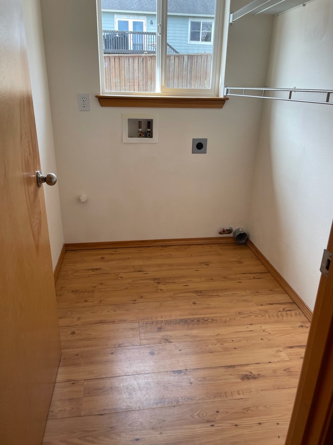 Building Photo - ***PENDING APPLICATION*** Lovely 3 Bedroom...