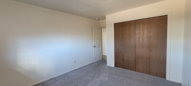 Building Photo - 2 Bedroom 1 Bath duplex