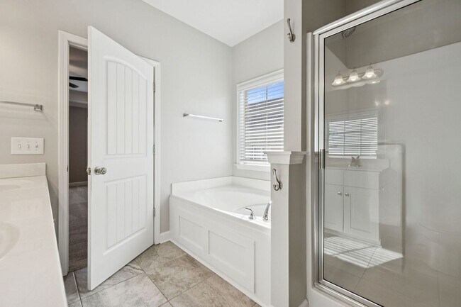 Building Photo - Welcome home to this beautifully maintaine...