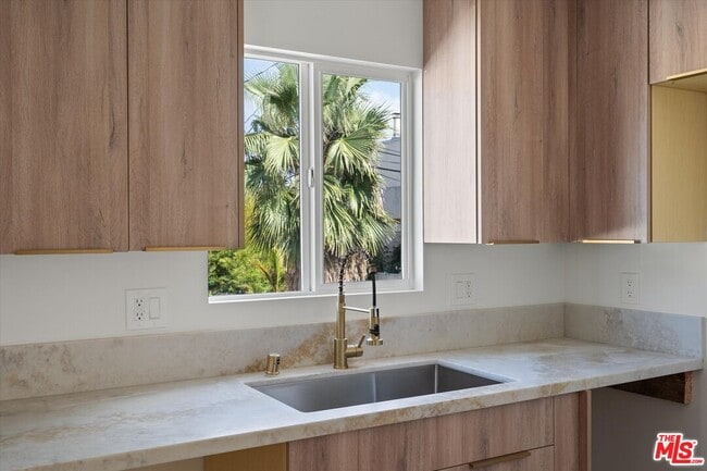 Building Photo - 3754 1/2 Veteran Ave