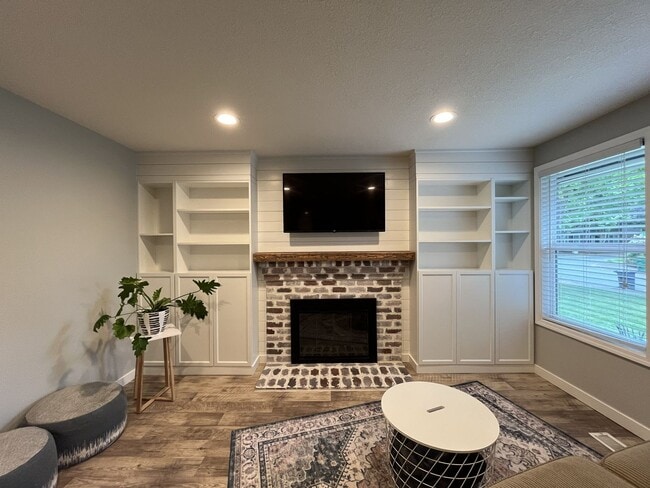 Building Photo - Charming Home Near Nike Campus with Vaulted Ceilings & Updated Kitchen