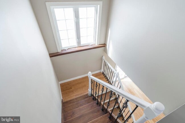 Building Photo - 329 Hillcrest Ave