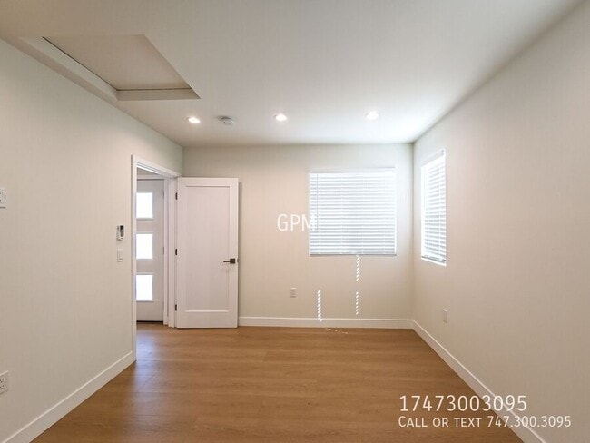 Building Photo - 11022 1/2 Penrose St-
