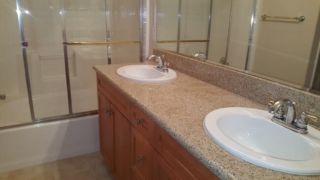 Building Photo - Savannah Terrace 2 BR, 2 BA Unit In Sabre Springs