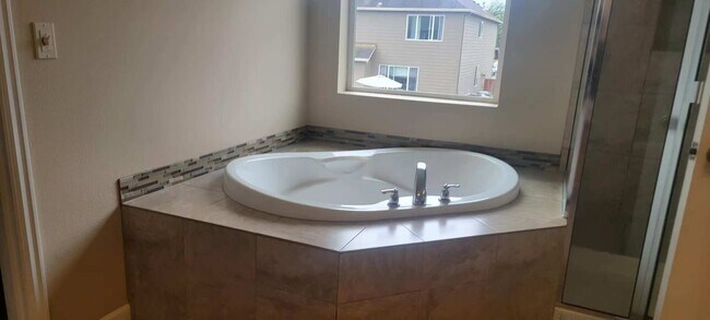 Building Photo - 4 bedroom with one large bonus room