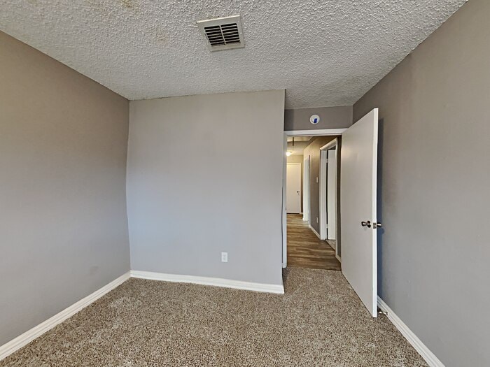 Building Photo - 2238 Turtle Creek Dr