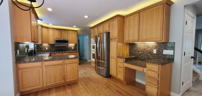 Building Photo - Spacious 5 Bedroom Executive Level Home