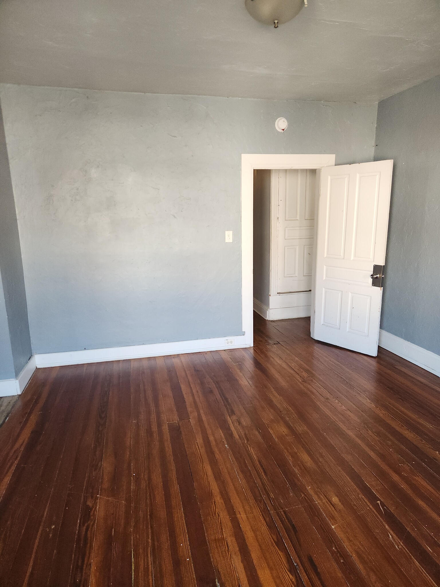 Building Photo - 736 W Poplar St