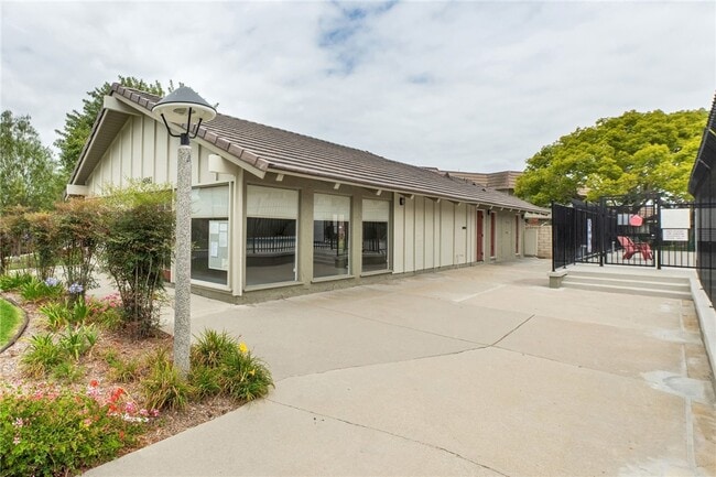 Building Photo - 4792 Larwin Ave