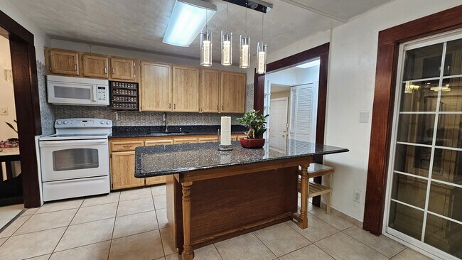 Building Photo - 2216 Dean Dr