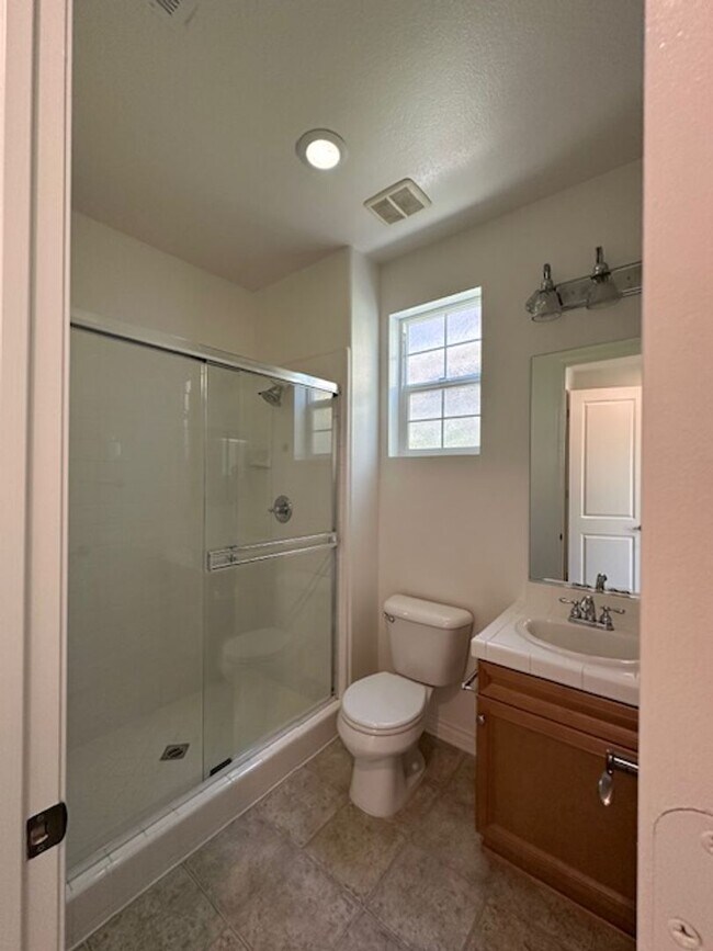 Building Photo - Stunning Executive home with loads of cust...