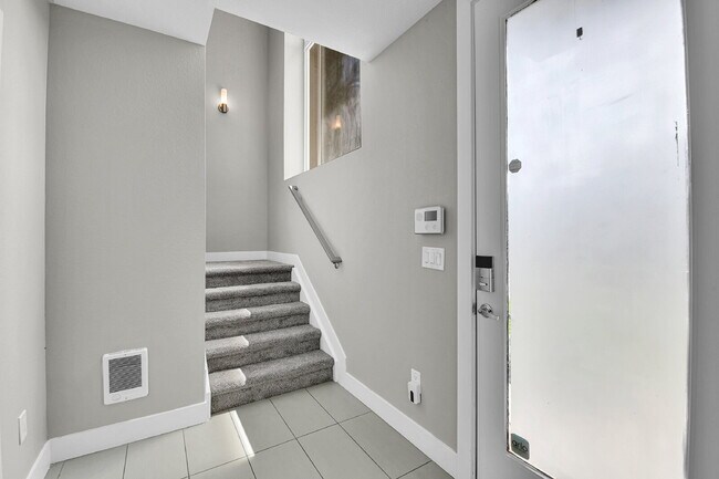 Building Photo - $3,000- 2 Bed/2.5-bathroom Townhome in Denver with Rooftop Deck!