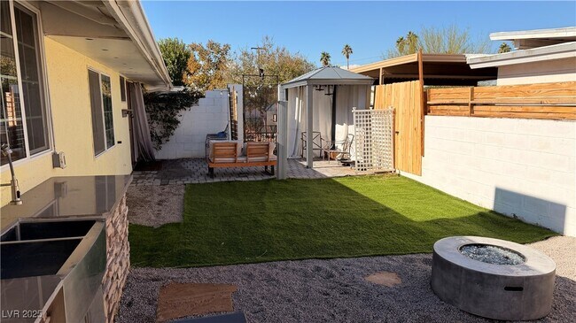 Building Photo - 1819 S Beverly Way