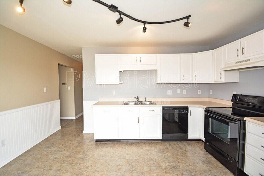 Building Photo - 1994 Falcon Ct