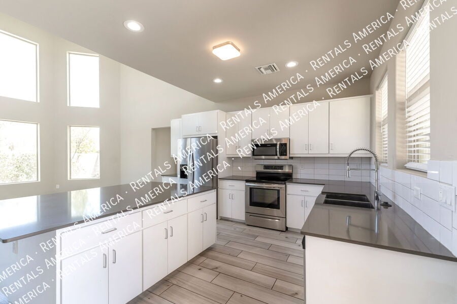 Building Photo - 922 S Fremont Ave