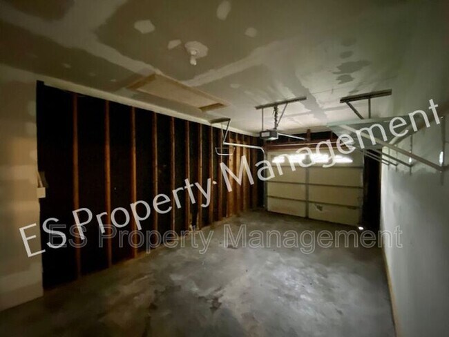 Building Photo - 8070 Chiltern Dr