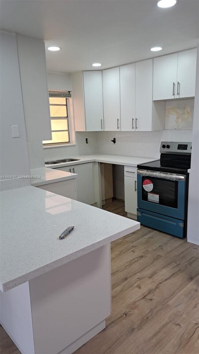 Building Photo - 8820 Fontainebleau Blvd