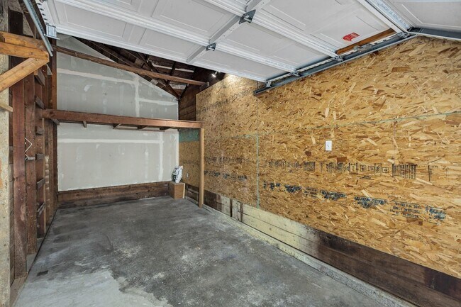 Building Photo - Spacious 2bedroom 1 bath in well maintained 4 Plex!