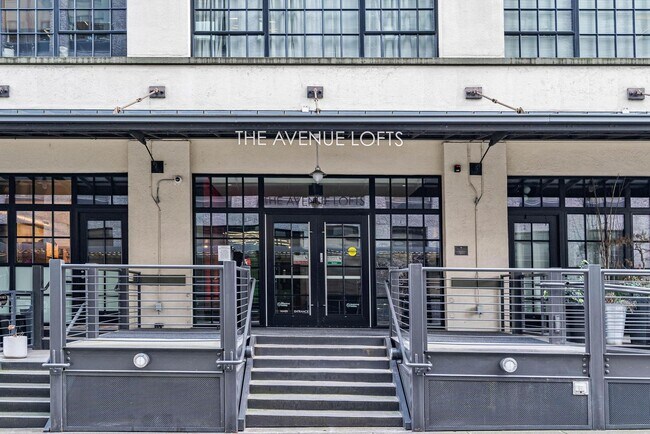 Building Photo - Stylish, south-facing 1-bdrm/1-bath loft in the Pearl—Deeded parking & storage