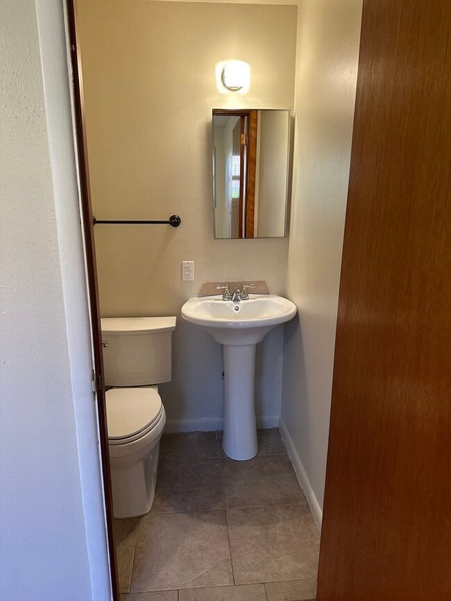 Building Photo - Walkable to Silas High School