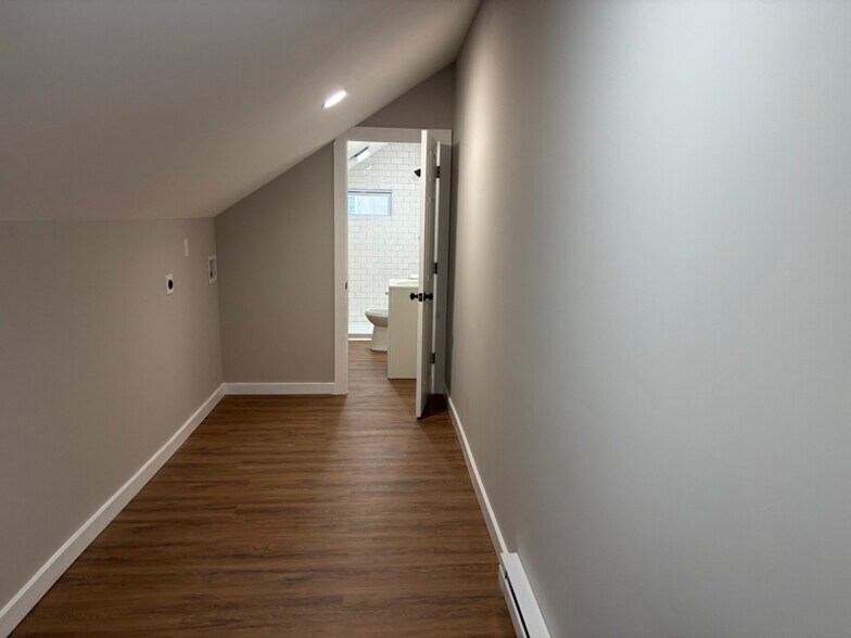 Building Photo - 105 Avon Ave