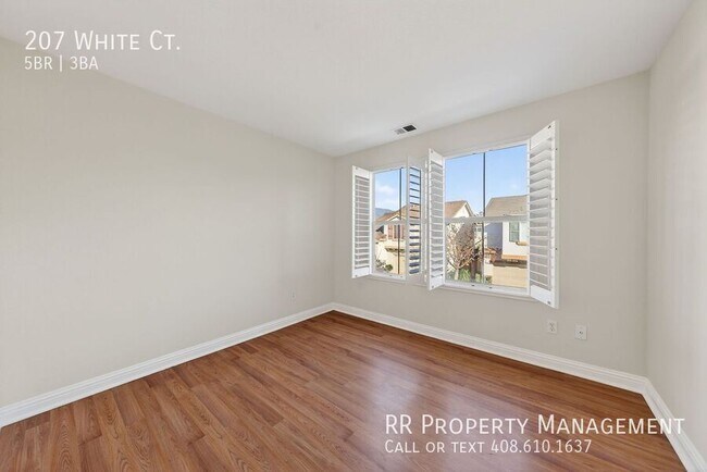 Building Photo - 207 White Ct