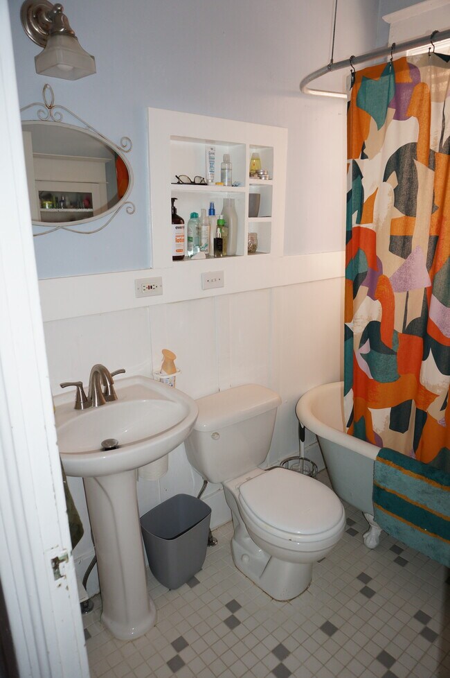 Bathroom - 2844 N Marion St