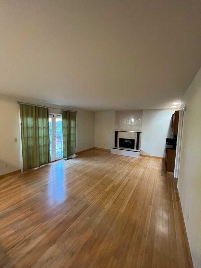 Building Photo - *Holiday Move In Special, $500 Off First Month's Rent! Large 4 bedroom/ 2.5 Bathroom Home for Ren...